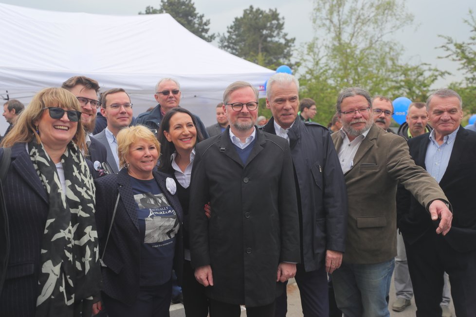 ODS vyrazila oslavit 1. máj na Petřín, nechyběl ani její šéf Petr Fiala(1.5.2019)