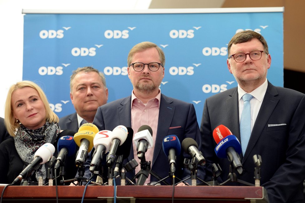 ODS, TOP 09, KDU-ČSL a STAN se sdružily do uskupení Demokratický blok, aby společně postupovaly při pondělním ustavení Sněmovny.