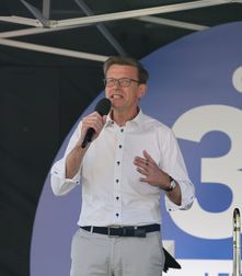 Martin Kupka vyrazil do ulic. Vysvětluje lidem, že předsedou ODS už dávno není Fiala, ale on Martin Kupka vyrazil do ulic. Vysvětluje lidem, že předsedou ODS už dávno není Fiala, ale on
