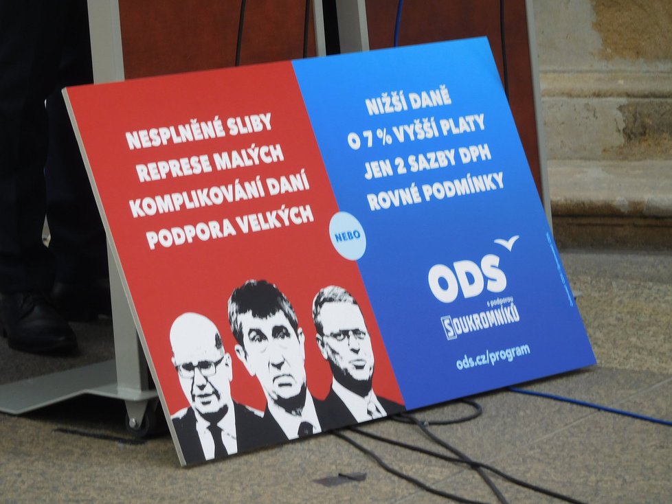 ODS si na tiskovku do Sněmovny přinesla transparent proti Babišovi i Sobotkovi