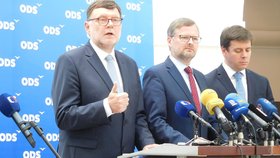 Šéf poslaneckého klubu ODS Stanjura varoval, že hypotéky budou jen pro bohaté. Vpravo Petr Fiala a Jan Skopeček.
