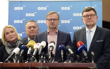Zbyněk Stanjura (vpravo) s šéfem ODS Petrem Fialou. 