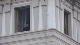 Snajpři sledovali dění na Hradčanském náměstí z oken domů