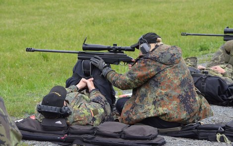 Odstřelovači museli na Libavé ukázat, že umějí střílet v nejrůznějších pozicích, například s využitím kolegy jako opěrky.