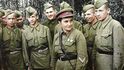Pavličenková na setkání s mladými vojáky. S hodnostním označením poručíka na límci už vypadá jako zkušená veteránka.