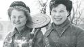 A. Gusevová a M. Voroncovová, kulometčice z praporu civilní obrany. Leningrad, leden 1943.