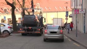 Bratislavskému řidiči odtáhli vůz i s malým synem.