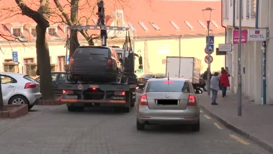 Bratislavskému řidiči odtáhli vůz i s malým synem.
