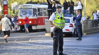 Jedno auto zpomalí tramvaje v celé Praze. Řidiči blokující provoz unikají pokutám