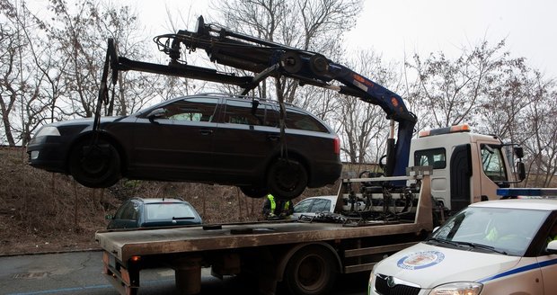 Policie může dále odtahovat vozy poslanců, návrh Humla neprošel!