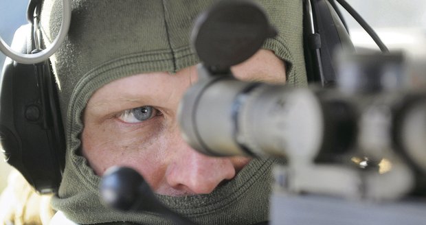 Chvíle před výstřelem. Odstřelovač musí být v tu chvíli se svou zbraní srostlý.