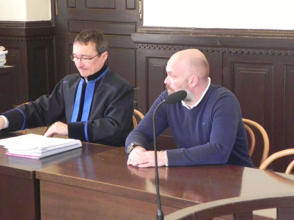 Bývalý policista Jiří Zemánek (vpravo) u odvolacího soudu neuspěl. Podmínka za zanedbání při hlídání recidivisty platí.