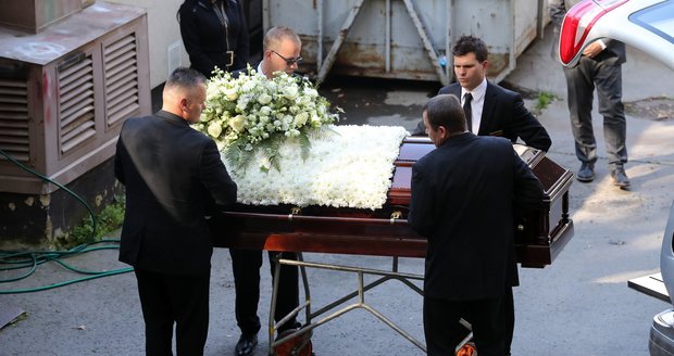 Odvoz ostatků Karla Gotta do krematoria v Motole