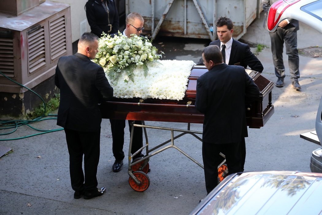 Odvoz ostatků Karla Gotta do krematoria v Motole