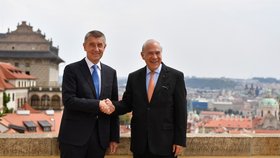 Předseda vlády Andrej Babiš (vlevo) se setkal 16. července 2018 v Praze s generálním tajemníkem Organizace pro hospodářskou spolupráci a rozvoj (OECD) Angelem Gurríou, který do ČR přijel představit pravidelný hospodářský přehled OECD pro ČR za období posledních dvou let.