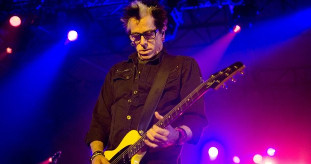 Kytarista Kevin „Noodles“ Wasserman. Jeden ze zakládajících členů a nejoblíbenějších tváří The Offspring musel kvůli náhlým a vážným zdravotním potížím přerušit koncertování.