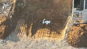 Mrtvého zasypali zeminou