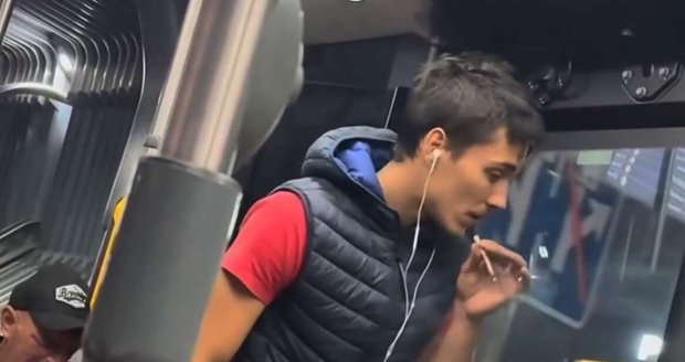 OG Pav kouřil přímo v autobuse pražské MHD.