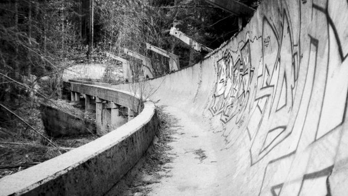 Sarajevo - symbol olympijského sportoviště, které zarostlo lesem. Používají jej leda skateboardisté.