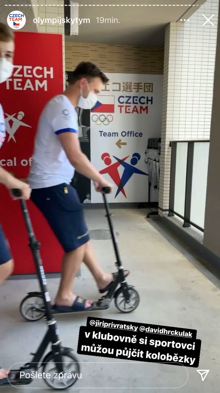Olympionici mají v české klubovně k dispozici koloběžky