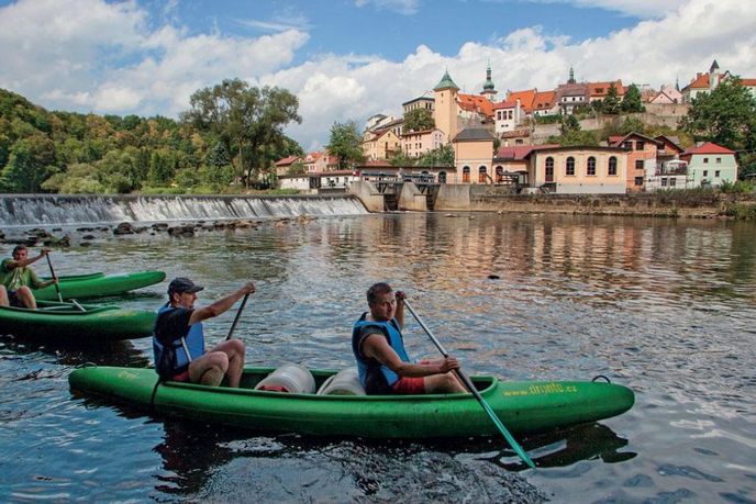 Ohbí Ohře nabízí vodákům impozantní výhledy na město Loket.