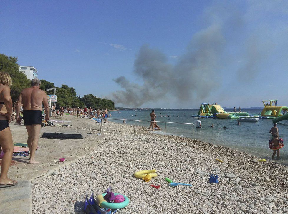 Chorvatsko opět zachvátily rozsáhlé požáry. Turisté se svých středisek sledují kouř.