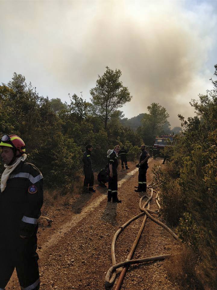 Chorvatsko opět zachvátily rozsáhlé požáry. Turisté se svých středisek sledují kouř.