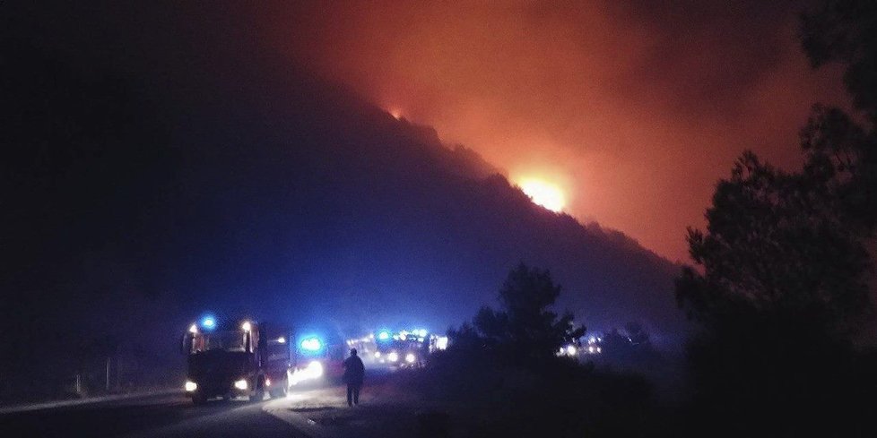 Chorvatsko opět zachvátily rozsáhlé požáry. Turisté se svých středisek sledují kouř