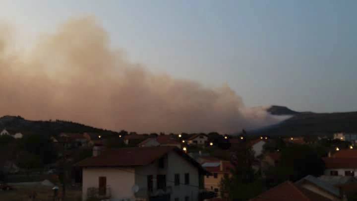 Chorvatsko opět zachvátily rozsáhlé požáry. Turisté ze svých středisek sledují kouř.