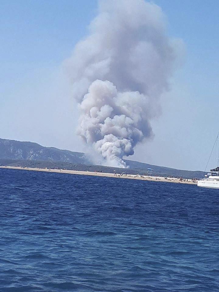 Chorvatsko opět zachvátily rozsáhlé požáry. Turisté se svých středisek sledují kouř.