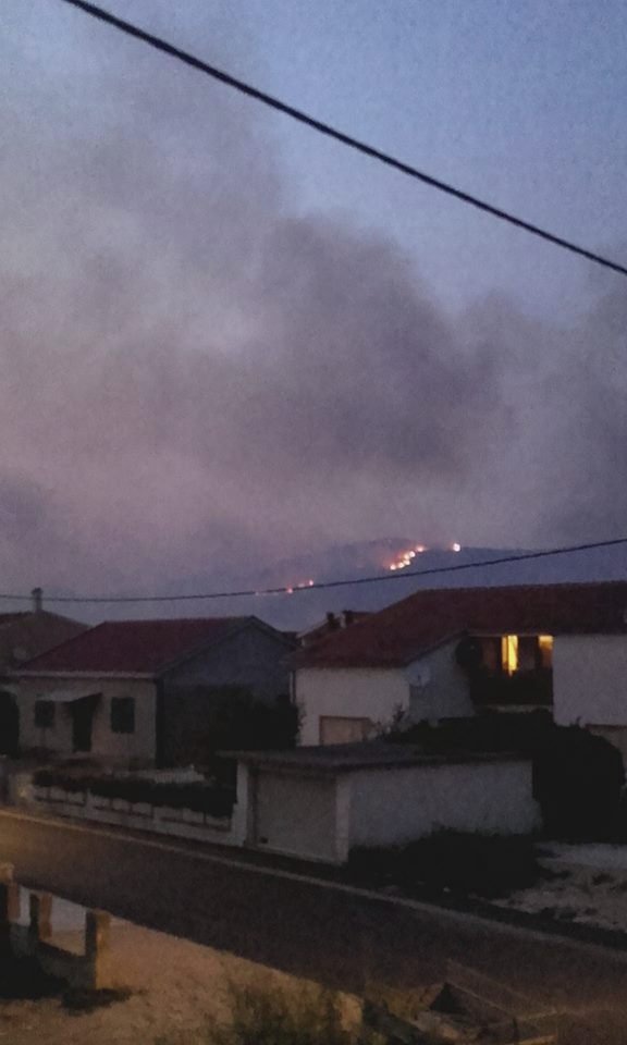 Chorvatsko opět zachvátily rozsáhlé požáry. Turisté ze svých středisek sledují kouř.