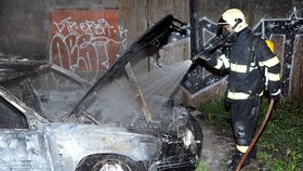 V Praze hořelo auto i kupa odpadků. Čarodějnická noc přinesla jen dva požáry