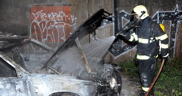 V Praze hořelo auto i kupa odpadků. Čarodějnická noc přinesla jen dva požáry