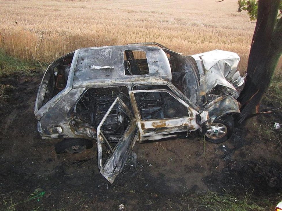 Řidiče z hořícího auta na Uherskohradišťsku vytáhl po nehodě taxikář spolu se zákazníkem. Muži tak zachránili život.