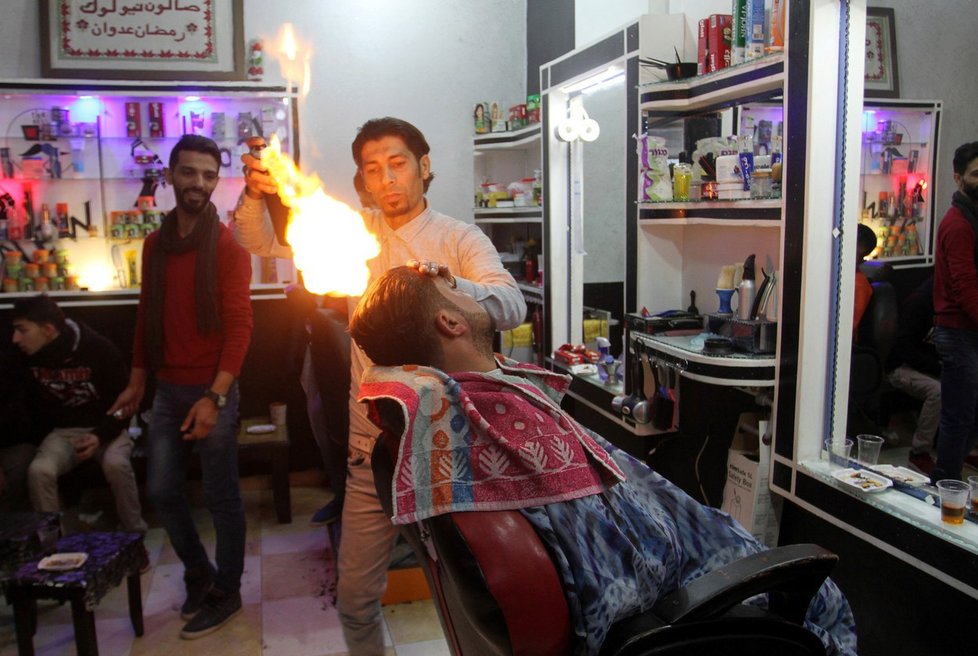 Ramadan Edwan, palestinský kadeřník podnikající v pásmu Gazy, upravuje odvážným lidem vlasy za pomoci ohně.