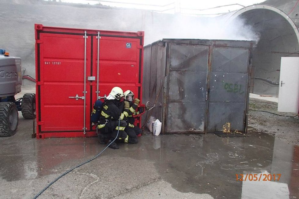 Hasiči v Plzni použili Cobru: Hořel kontejner plný chemikálií.