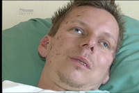Mladík (22) v Plzni vyhodil z okna vařící olej, popálil souseda