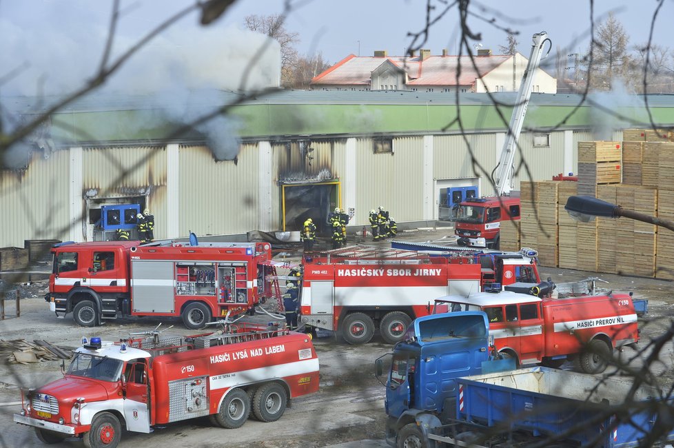 Plameny zachvátily jednu z hal mrazíren v Mochově u Prahy.