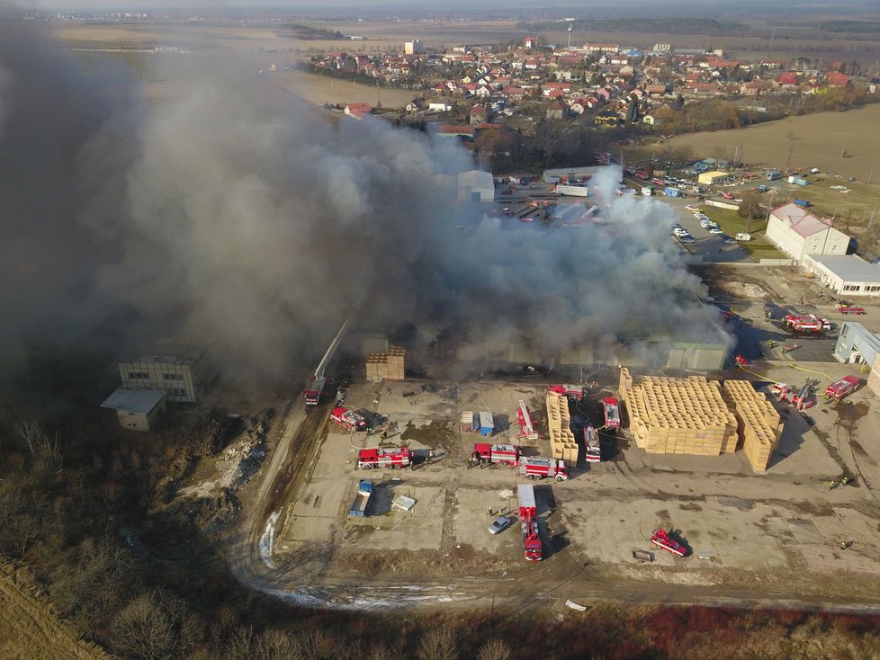 V Mochnově hoří střecha jedné z hal tamních mrazíren.