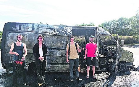 Hořící auto u benzinky kilometr za Brnem. Z auta i nástrojů zbylo jen ohořelé torzo.