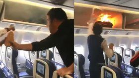 V letadla hořela taška. Letuška místo hasicího přístroje použila džus a vodu.