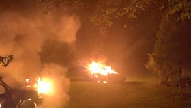 Autoservis na Berounsku lehl popelem: Devět aut zapálil někdo úmyslně.