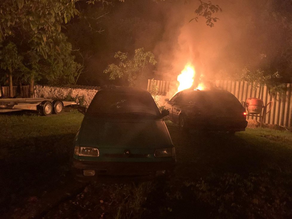 Autoservis na Berounsku lehl popelem: Devět aut zapálil někdo úmyslně.