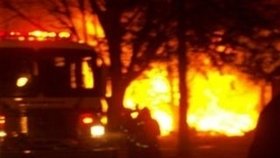 Požár po pádu letadla do obytné čtvrti poblíž amerického města Buffalo