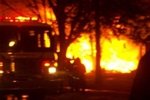Požár po pádu letadla do obytné čtvrti poblíž amerického města Buffalo