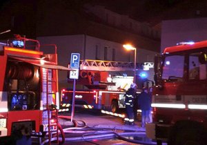 V Kolinci na Klatovsku hořelo v podkrovním bytě, oheň se rozšířil i na střechu bytovky.
