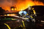 Ničivý požár v Jaroměři: Skladovací hala lehla popelem, škoda je 1,2 milionu korun.
