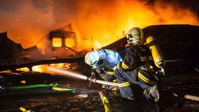 Dramatický požár na učňáku: Museli jsme vylézt na střechu, pak nás zachránili policajti, popsal Kuba (ilustrační foto)