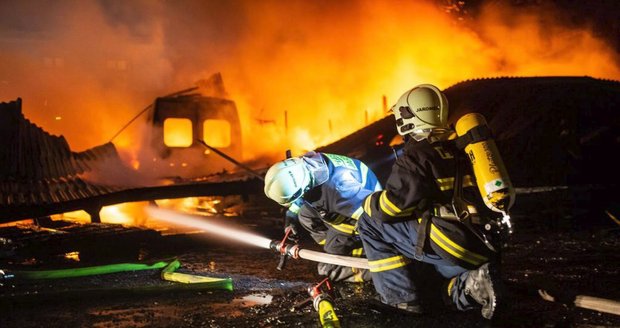 Dramatický požár na učňáku: Museli jsme vylézt na střechu, pak nás zachránili policajti, popsal Kuba (ilustrační foto)