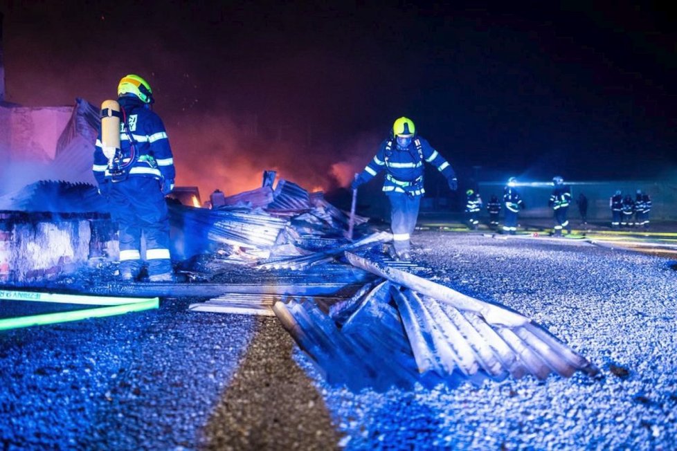 Ničivý požár v Jaroměři: Skladovací hala lehla popelem, škoda je 1,2 milionu korun.